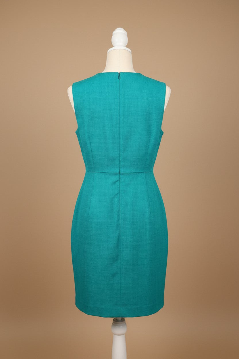 Robe Sandro émeraude dos mannequin blanc