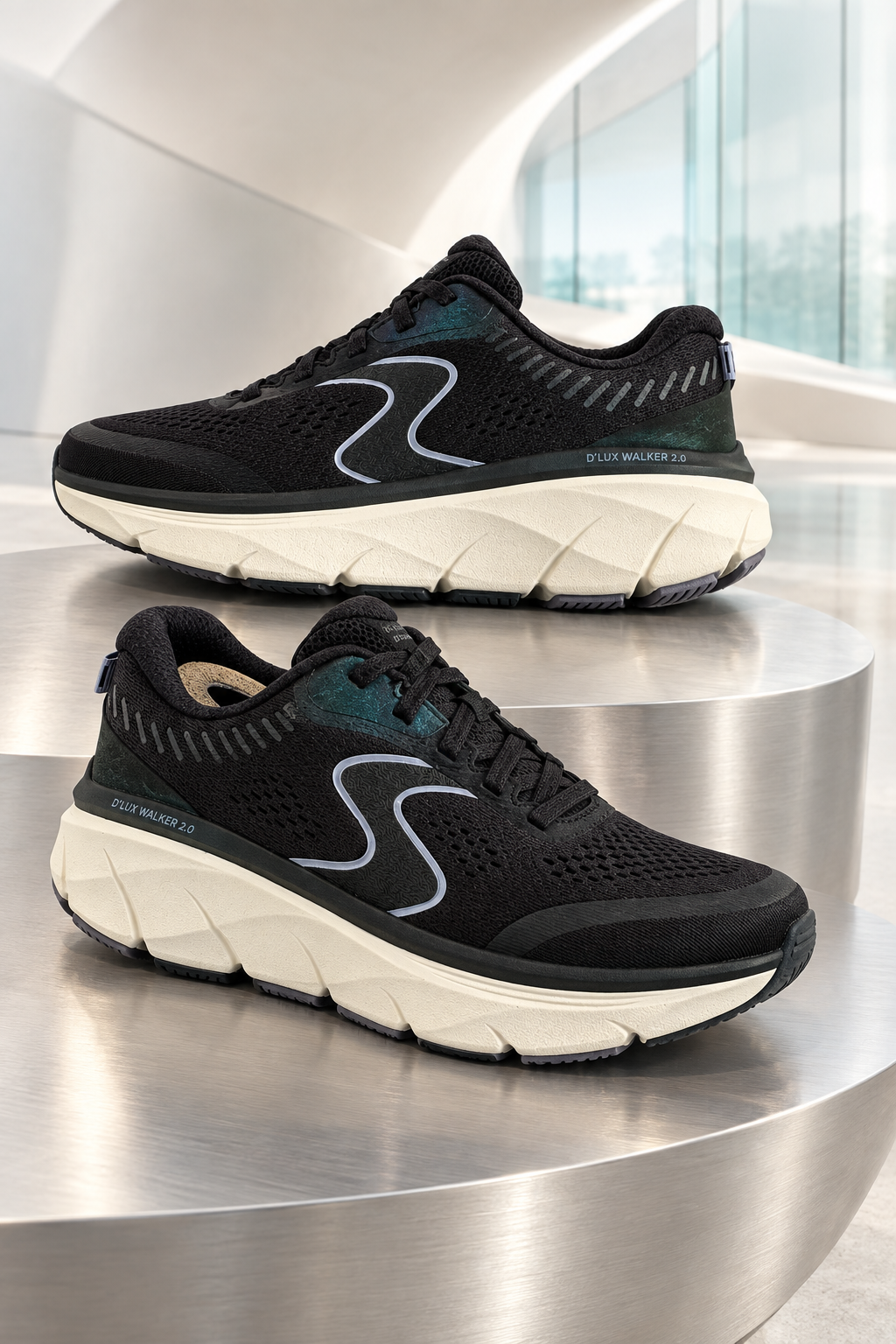 Skechers dans une galerie futuriste aux tons nacrés
