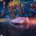 Sneakers roses - ambiance urbaine cinématique