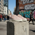 Sneakers roses sur fond urbain identique